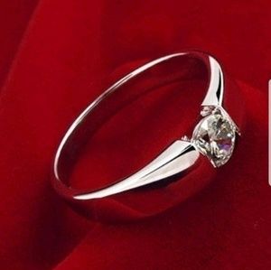 Stunning! Diamond style wedding or engagement ring